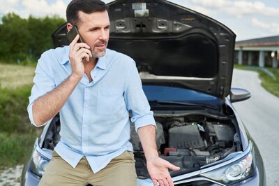 Ein Mann möchte sein defektes Auto verkaufen und denkt über die verschiedenen Möglichkeiten nach.