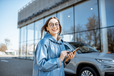 Eine Frau ruft die HUK-Autowelt an, weil sie Fragen zum Verkauf ihres defekten Autos hat.