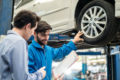 Ein Mann möchte sein Auto ohne TÜV verkaufen und informiert sich über die Auswirkungen.