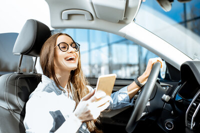 Eine Frau ruft den Kundenservice der HUK-Autowelt an, da sie Fragen zum Kauf ihres ersten Autos hat.